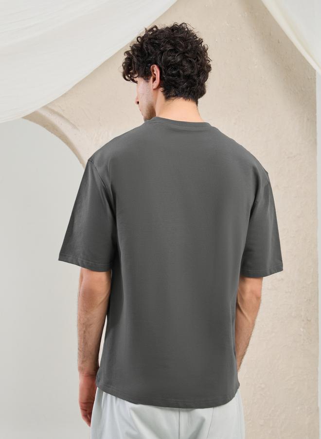 ستايلي تيشيرت تيري كبير الحجم بتفاصيل شعار سيليكون - Image 4