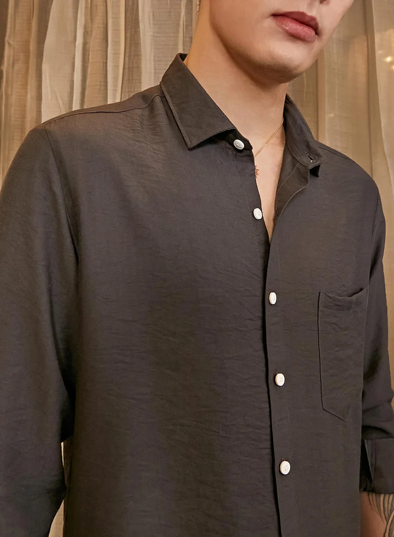 Campus Sutra Men's Charcoal Grey Breezy Wrinked Relaxed Shirt