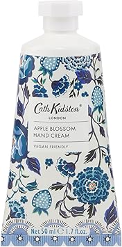 Cath Kidston كريم يد كاث كيدستون 50 مل زبدة الشيا ليدين ناعمتين ومرطبتين برائحة تفاح بلوسوم وزهرة البلسان حجم جيب وسفر هدية تجميل لها خالية من القسوة كارنشن البحرية - Image 1