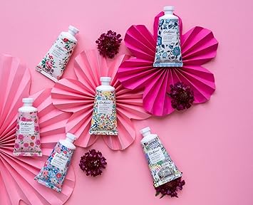 Cath Kidston كريم يد كاث كيدستون 50 مل زبدة الشيا ليدين ناعمتين ومرطبتين برائحة تفاح بلوسوم وزهرة البلسان حجم جيب وسفر هدية تجميل لها خالية من القسوة كارنشن البحرية - Image 2