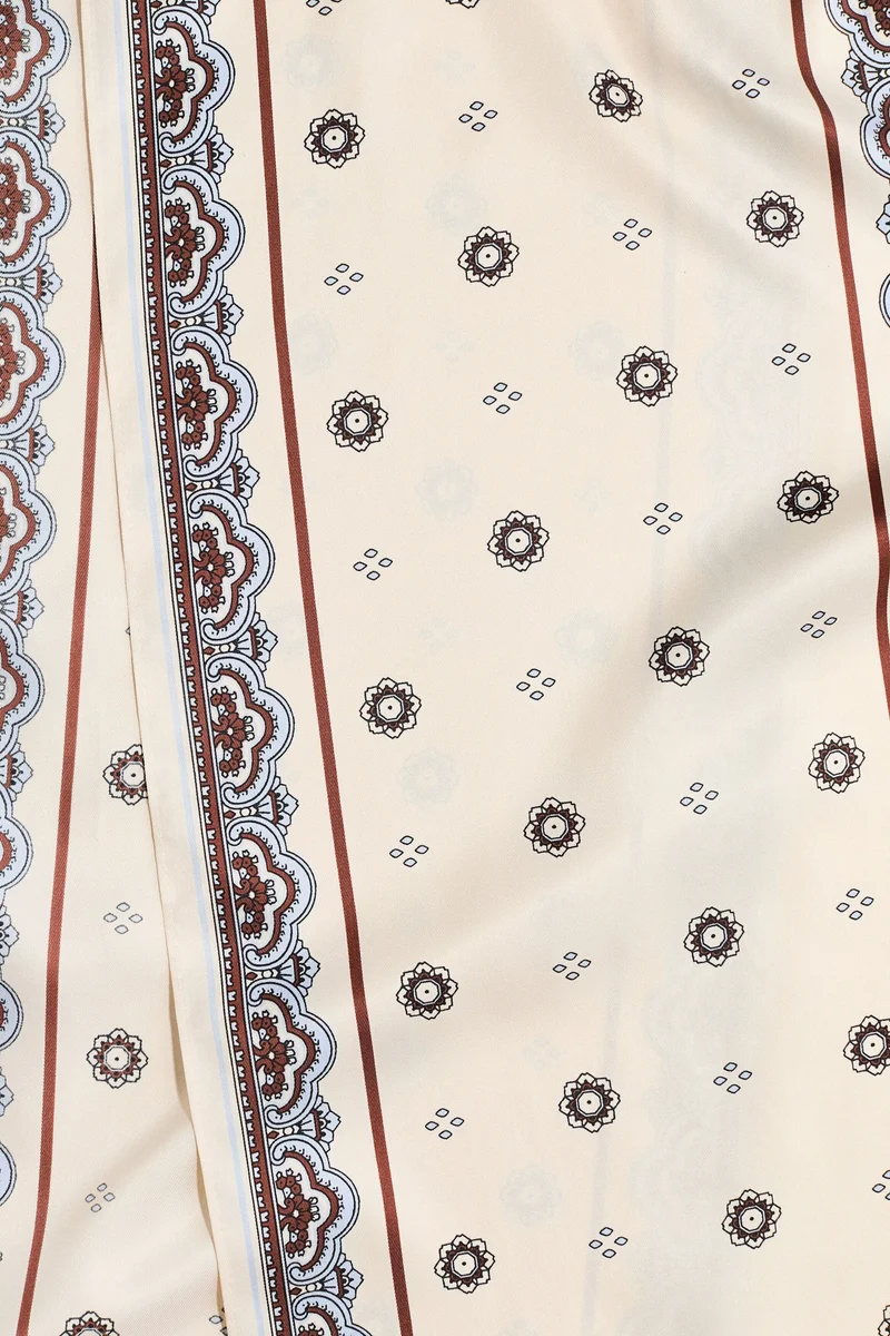 اتش اند ام وشاح مزيّن بطبعة