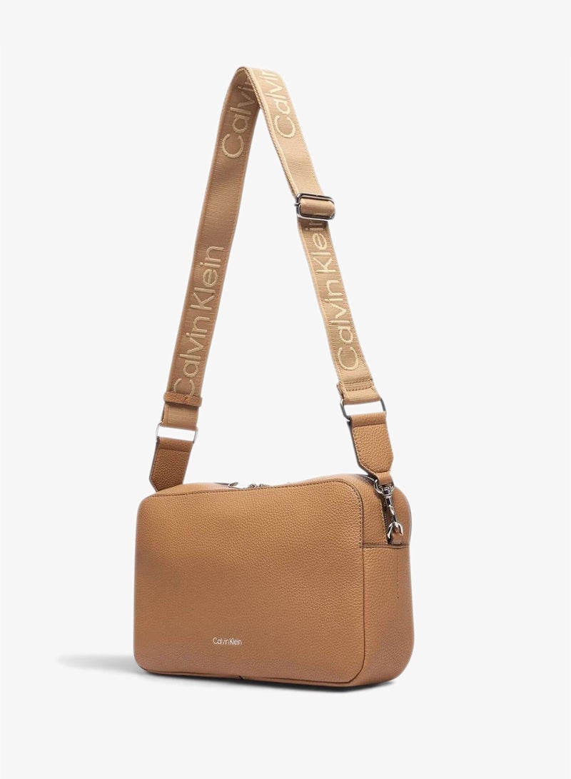 CALVIN KLEIN Logo Strap Camera Bag - Image 3