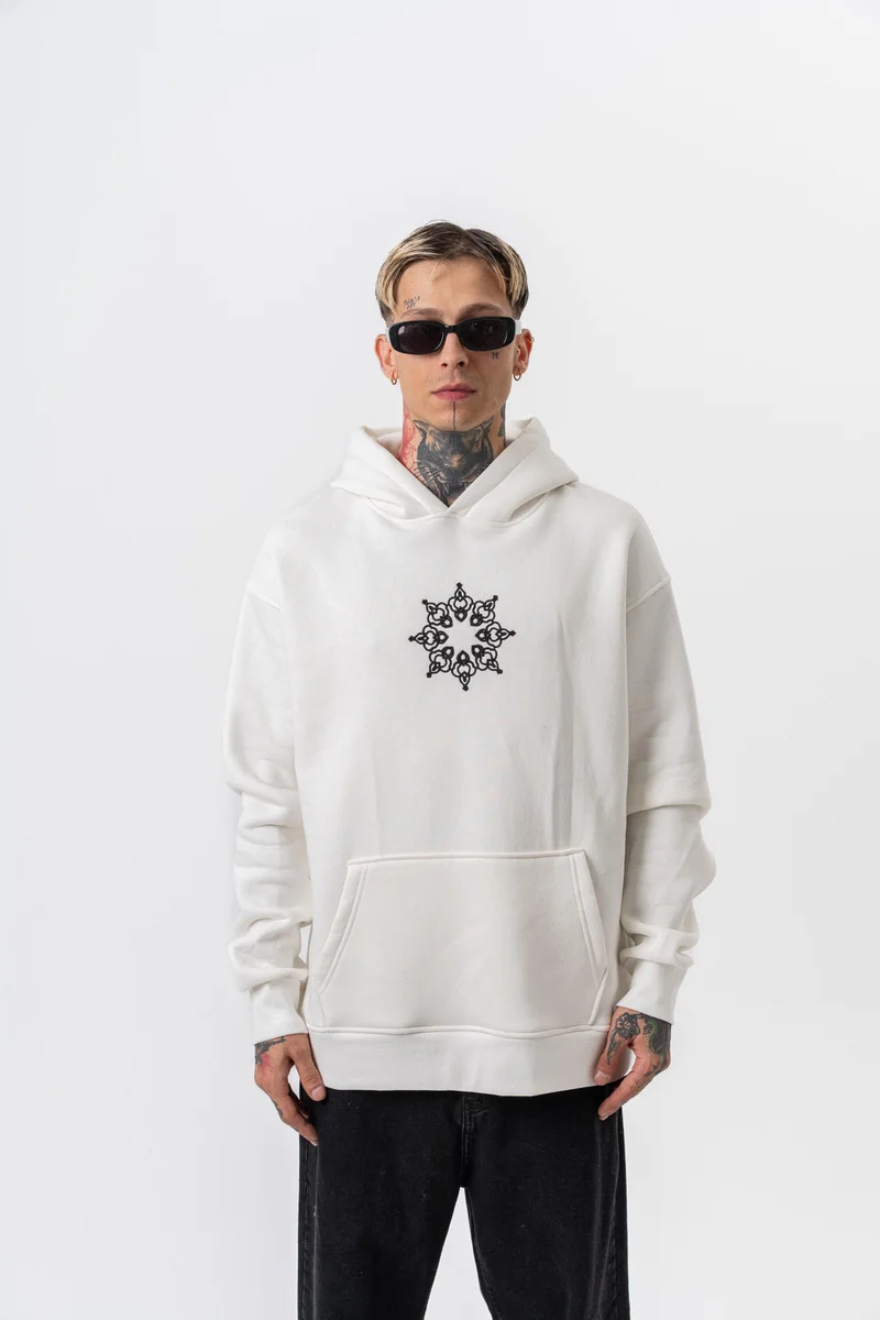 ريسباير هودي رجالي واسع (Oversize) بغطاء رأس مطرز بعبارة "Itsbyzey" لون إيكرو