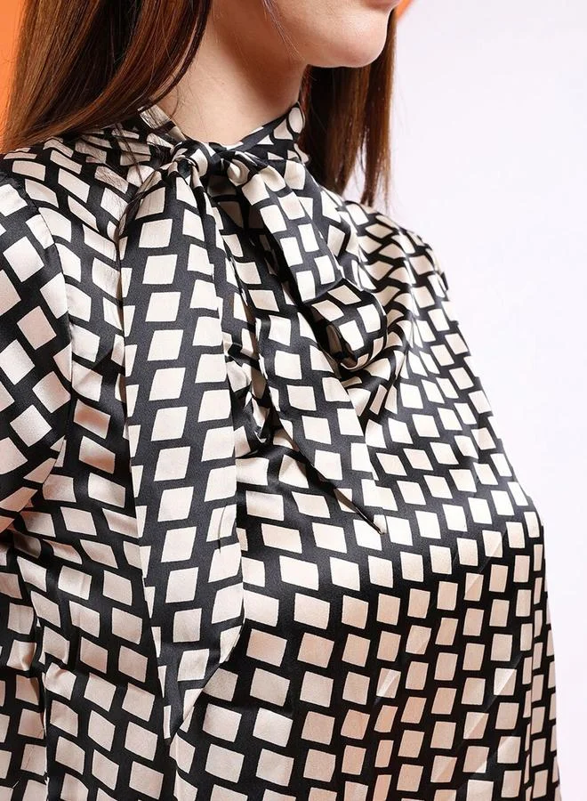 مرفوعة بلوزة بطبعة هندسية