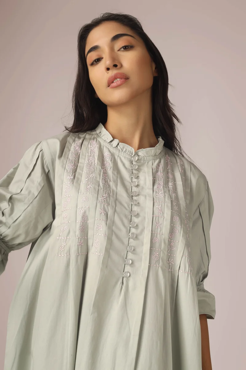 افتر دارك ترودي، قميص نوم مطرز