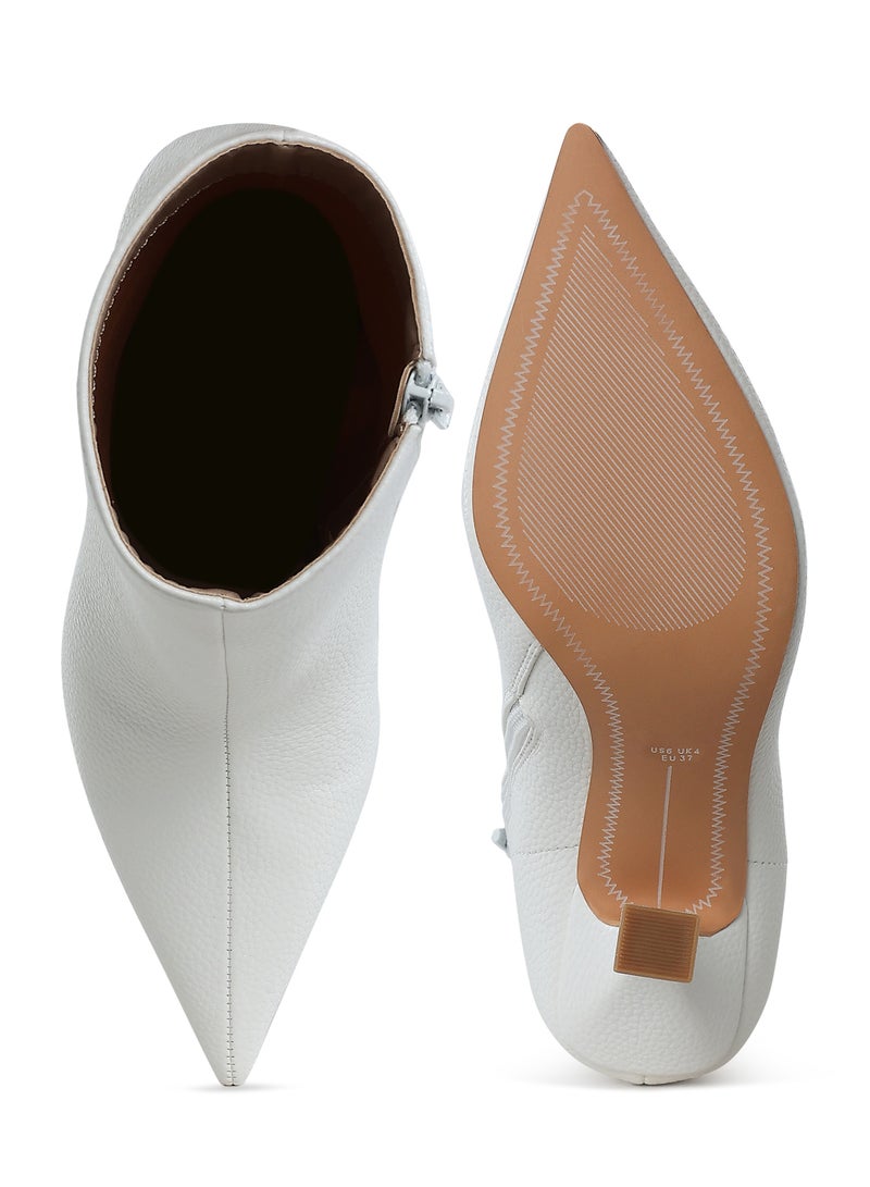 لندن راج حذاء نسائي من لندن راغ بكعب عالٍ مدبب عند الأصابع ومصنوع من الجلد الصناعي باللون الأبيض. - Image 4