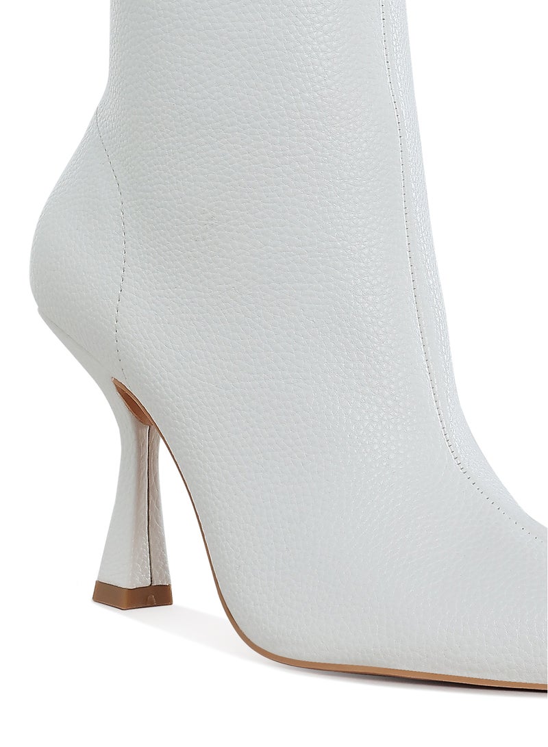 لندن راج حذاء نسائي من لندن راغ بكعب عالٍ مدبب عند الأصابع ومصنوع من الجلد الصناعي باللون الأبيض. - Image 5