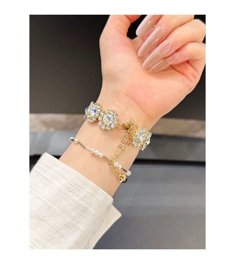 حزام ساعة فاخر مرصع بالزهور متوافق مع Xiaomi Band 3 4 5 6 باللون الأسود - Image 5