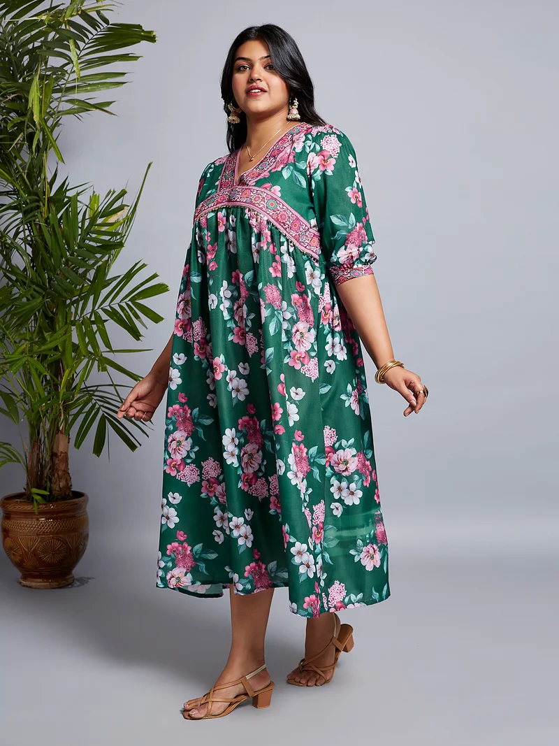 جلو باص فستان ميدي مقاس كبير نسائي بياقة على شكل حرف  وأكمام منفوخة وطبعات زهور وتفاصيل دانتيل