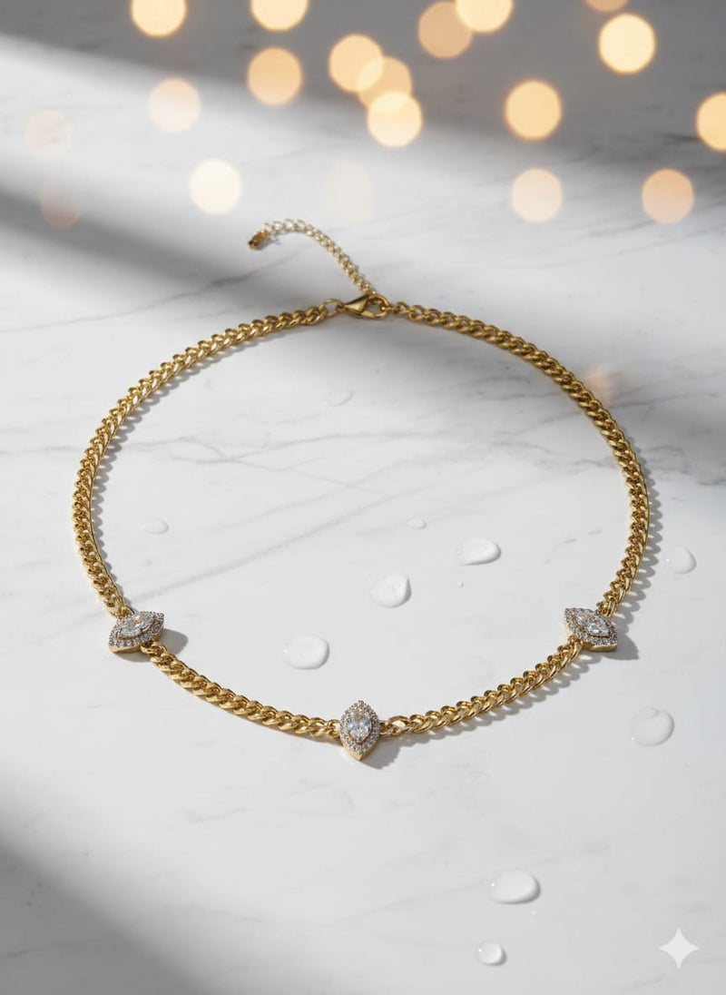 كوليه بسلسلة عريضة مطلية باللون الذهبي ، بثلاث وحدات بيضاوية على شكل عين أو دمعة لامعة . مُصممة بأحجار فضية لامعة - وصلات إضافية لضبط المقاس. - Image 5