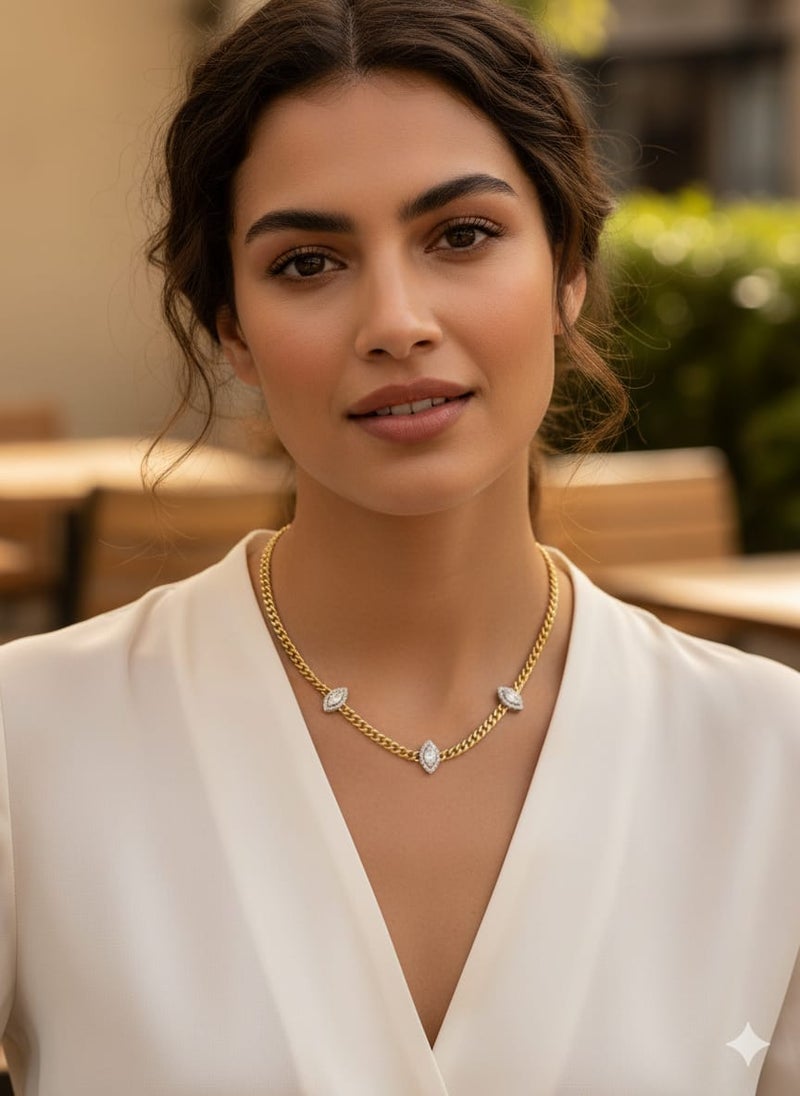 كوليه بسلسلة عريضة مطلية باللون الذهبي ، بثلاث وحدات بيضاوية على شكل عين أو دمعة لامعة . مُصممة بأحجار فضية لامعة - وصلات إضافية لضبط المقاس. - Image 2