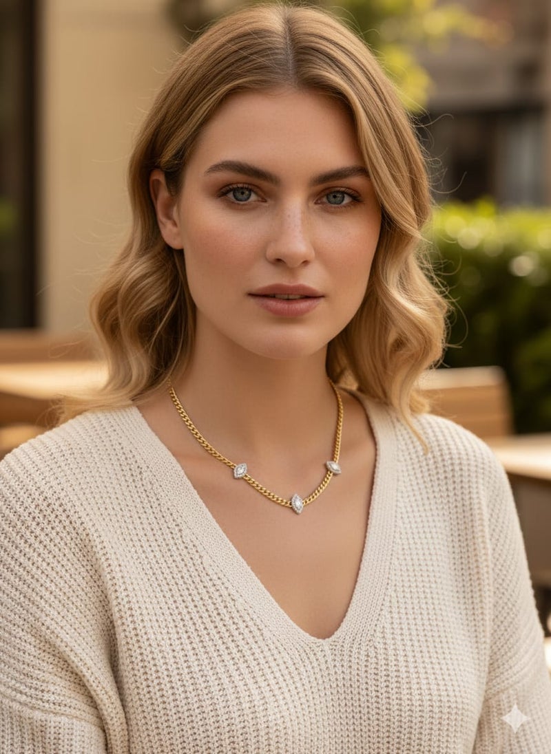 كوليه بسلسلة عريضة مطلية باللون الذهبي ، بثلاث وحدات بيضاوية على شكل عين أو دمعة لامعة . مُصممة بأحجار فضية لامعة - وصلات إضافية لضبط المقاس. - Image 3