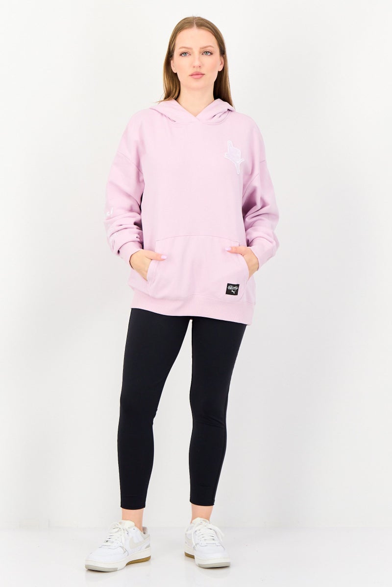 PUMA هودي رياضي نسائي من بومّا x صوفيا تشانغ بأكمام طويلة مناسب للخارج، وردي - Image 4