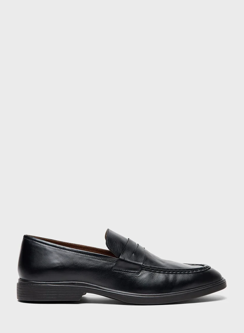 ال بي ال من شو اكسبرس Pointed Toe Slip Ons
