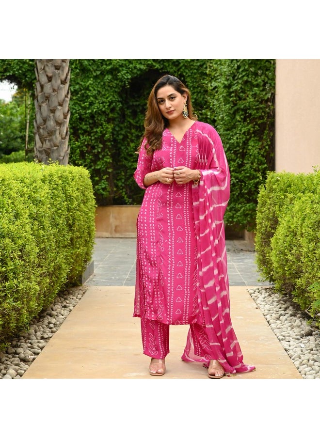 آني ديزاينر - كورتا حريمي من مزيج رايون من ANNI DESIGNER مطبوعة بباندهيج مع بنطال ووشاح (Baghira Pink_XL_Pink_X-Large) - Image 1