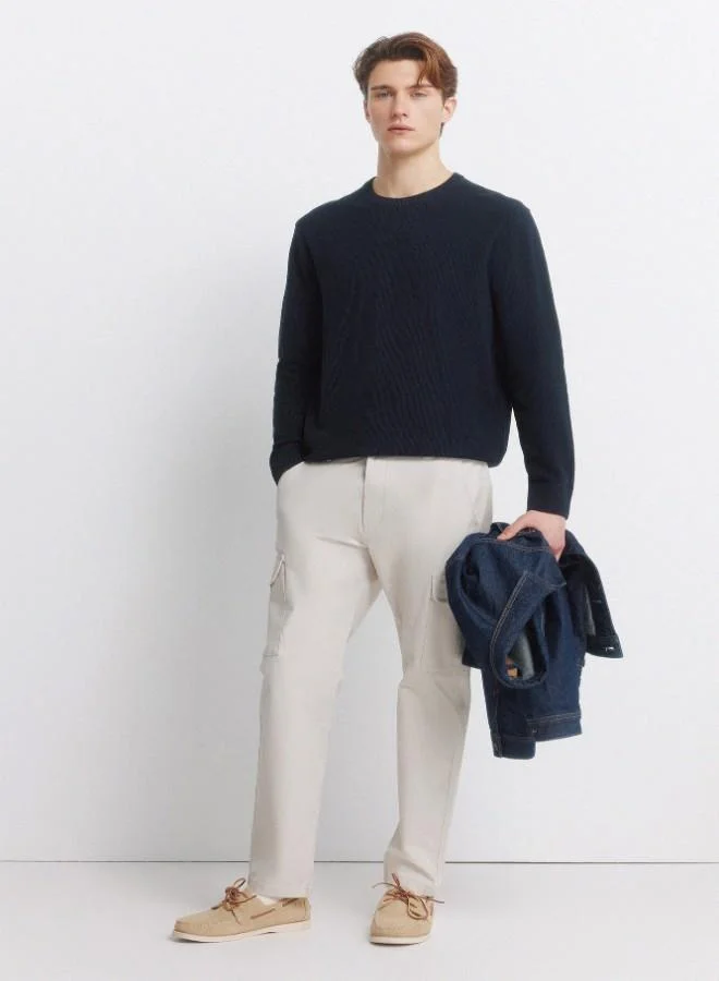 Springfield Cargo trousers in stretch cotton fabric for greater comfort. Two side pockets on both legs, with flap and hidden button fastening. Comfort slim fit.