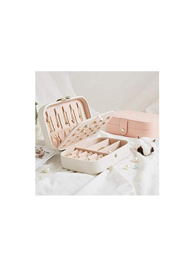 صندوق مجوهرات مخملي فاخر من ثلاث طبقات، منظم مجوهرات محمول مع زر قفل، حقيبة تخزين أنيقة للسفر للخواتم والاقراط والاساور والقلائد (ابيض) - Image 2