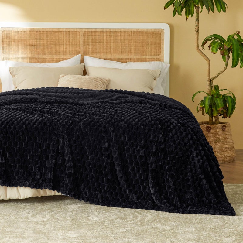 Bedsure 350GSM Super Soft Cozy Fleece King Size  Blanket (275 cm x 230 cm) for Bed or Couch, Black - Image 2