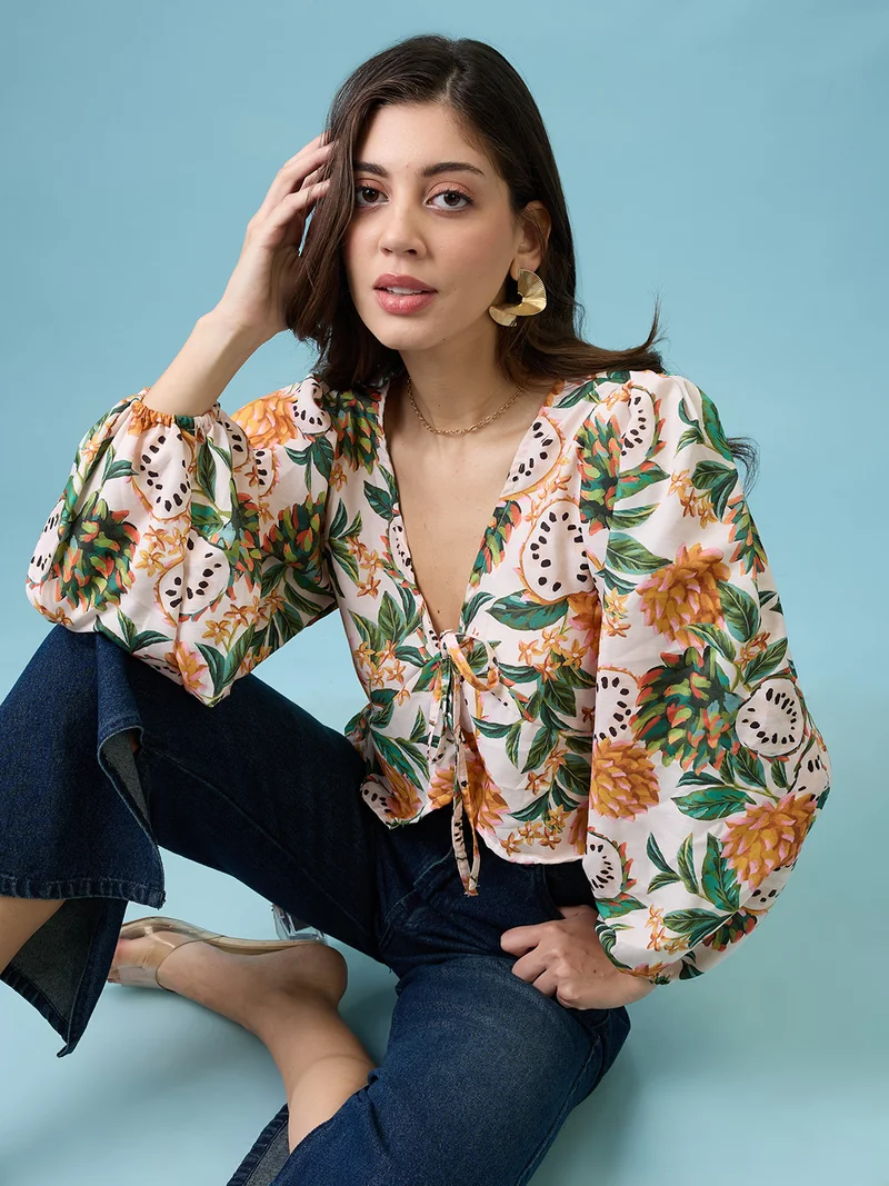 جلو باص بلوزة نسائية صفراء بياقة على شكل حرف  وأكمام أسقفية بطبعة استوائية وتفاصيل ربط ولف