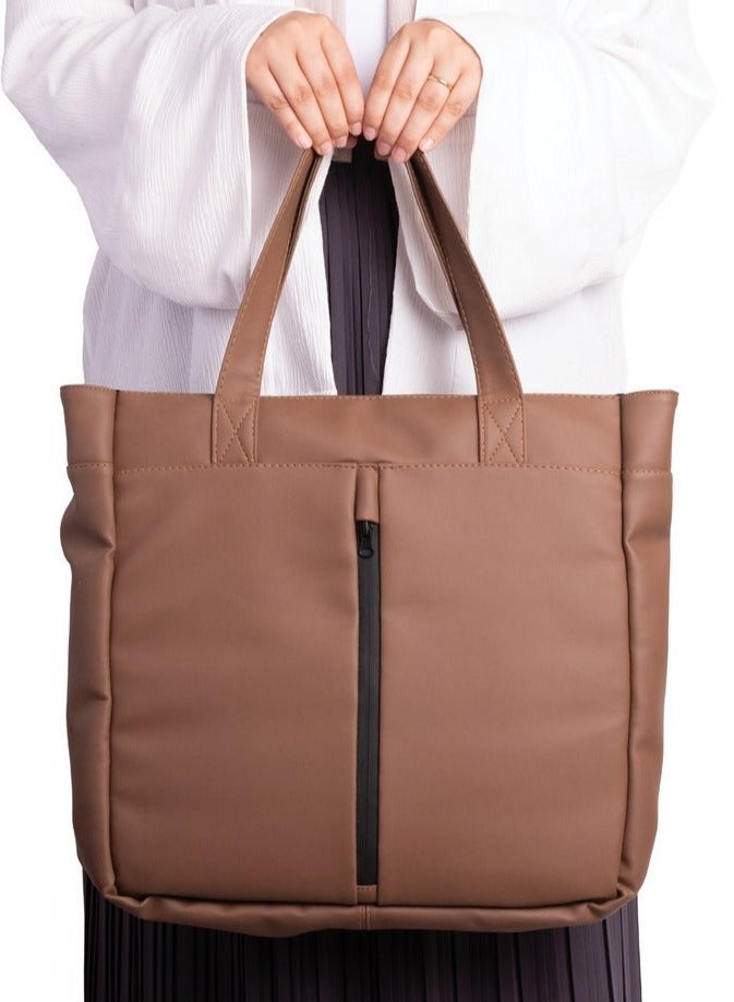ايه ار سابلاي AR Tote Bag من Arij Bags | شنطة يد كبيرة للابتوب والاستخدام اليومي، بحزام كروس قابل للفك والتعديل، جيب رئيسي واسع، جيب لابتوب، جيوب داخلية متعددة، جيب أمامي سريع (39 × 38 × 12 سم) (كافيه) - Image 1