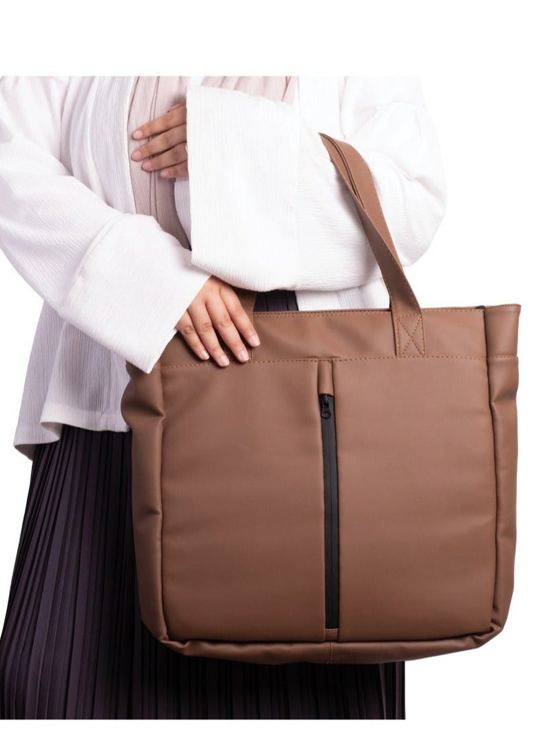 ايه ار سابلاي AR Tote Bag من Arij Bags | شنطة يد كبيرة للابتوب والاستخدام اليومي، بحزام كروس قابل للفك والتعديل، جيب رئيسي واسع، جيب لابتوب، جيوب داخلية متعددة، جيب أمامي سريع (39 × 38 × 12 سم) (كافيه) - Image 2