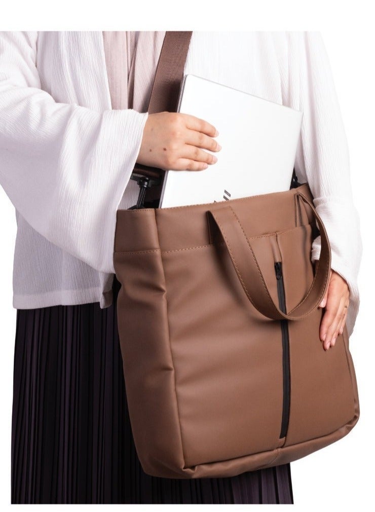 ايه ار سابلاي AR Tote Bag من Arij Bags | شنطة يد كبيرة للابتوب والاستخدام اليومي، بحزام كروس قابل للفك والتعديل، جيب رئيسي واسع، جيب لابتوب، جيوب داخلية متعددة، جيب أمامي سريع (39 × 38 × 12 سم) (كافيه) - Image 4