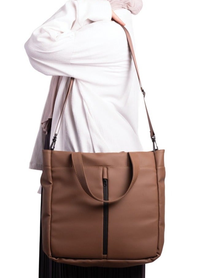 ايه ار سابلاي AR Tote Bag من Arij Bags | شنطة يد كبيرة للابتوب والاستخدام اليومي، بحزام كروس قابل للفك والتعديل، جيب رئيسي واسع، جيب لابتوب، جيوب داخلية متعددة، جيب أمامي سريع (39 × 38 × 12 سم) (كافيه) - Image 5