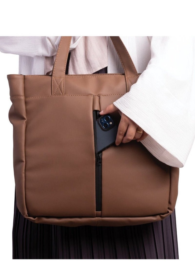 ايه ار سابلاي AR Tote Bag من Arij Bags | شنطة يد كبيرة للابتوب والاستخدام اليومي، بحزام كروس قابل للفك والتعديل، جيب رئيسي واسع، جيب لابتوب، جيوب داخلية متعددة، جيب أمامي سريع (39 × 38 × 12 سم) (كافيه) - Image 3