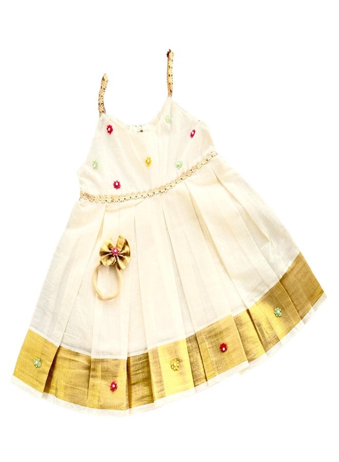 Picksparrow فستان قطني تقليدي/زيّ عرقي من بيكسبارو كيرالا كاسافو للفتيات الصغيرات مع عصابة رأس (متعدد الأزهار، من 0 إلى 3 أشهر) أبيض كريمي - Image 1