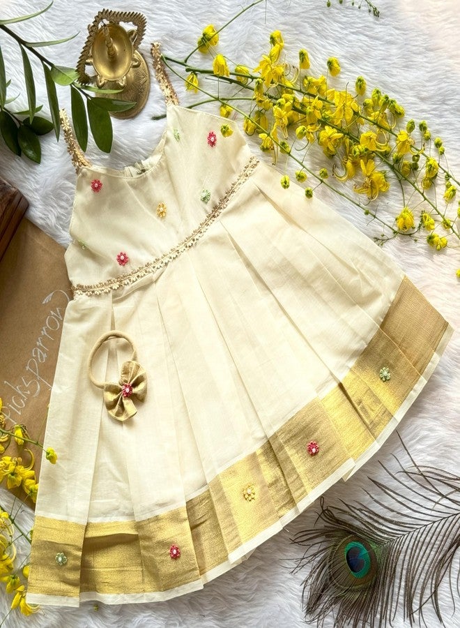 Picksparrow فستان قطني تقليدي/زيّ عرقي من بيكسبارو كيرالا كاسافو للفتيات الصغيرات مع عصابة رأس (متعدد الأزهار، من 0 إلى 3 أشهر) أبيض كريمي - Image 2