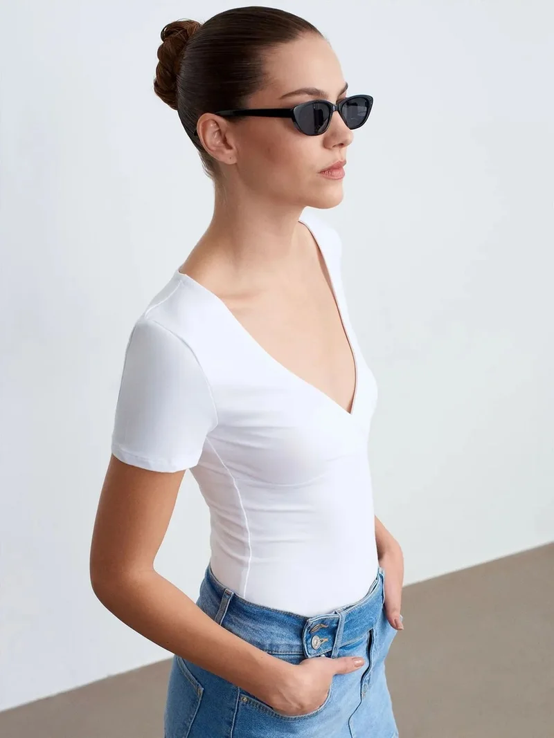 Dilvin Dilvin Fitted V-Neck Short-Sleeve T-Shirt