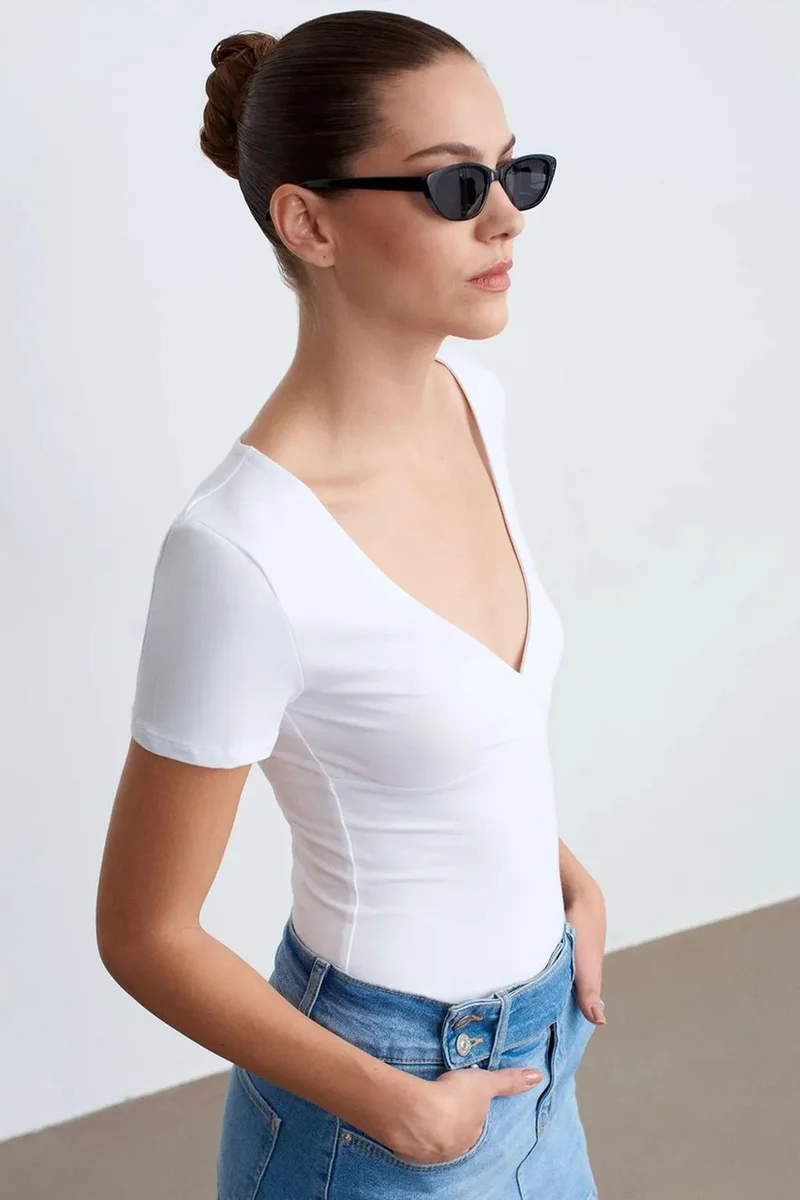 DILVIN Fitted V-Neck Short-Sleeve T-Shirt