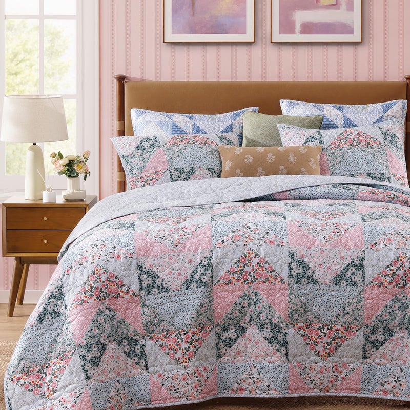 BLOOMHAVEN Quilt Set Queen Size, Patchwork Pink Floral Quilt Sets, Reversible Bedspread Lightweight and Breathable for All Seasons, Soft Quilted Bedspread with 2 Pillow Shams - Image 1