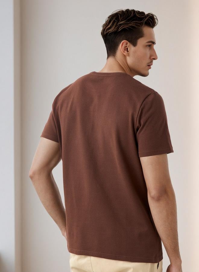 ايكونيك تيشيرت رجالي كلاسيكي بياقة دائرية وأكمام قصيرة بنقشة بارزة - Image 3