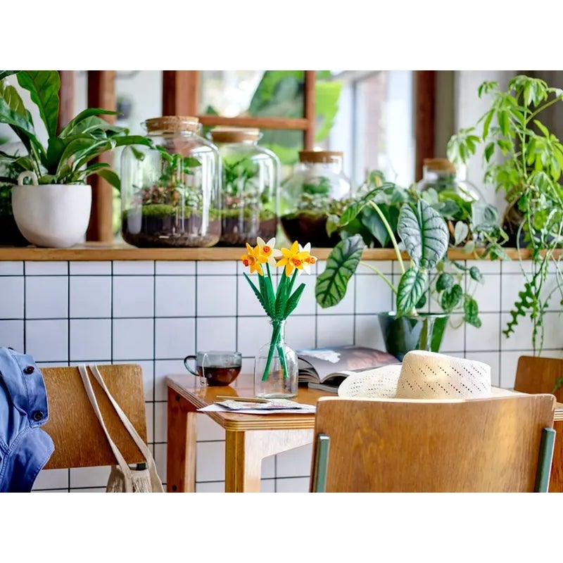 LEGO - Botanical Collection Daffodils 216 Pieces - 40747 - Image 3