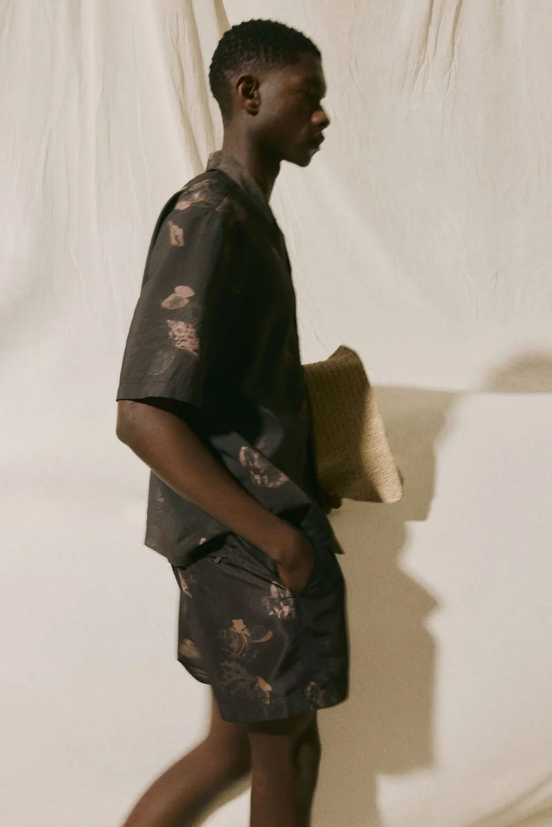 اتش اند ام شورت سباحة منقوش