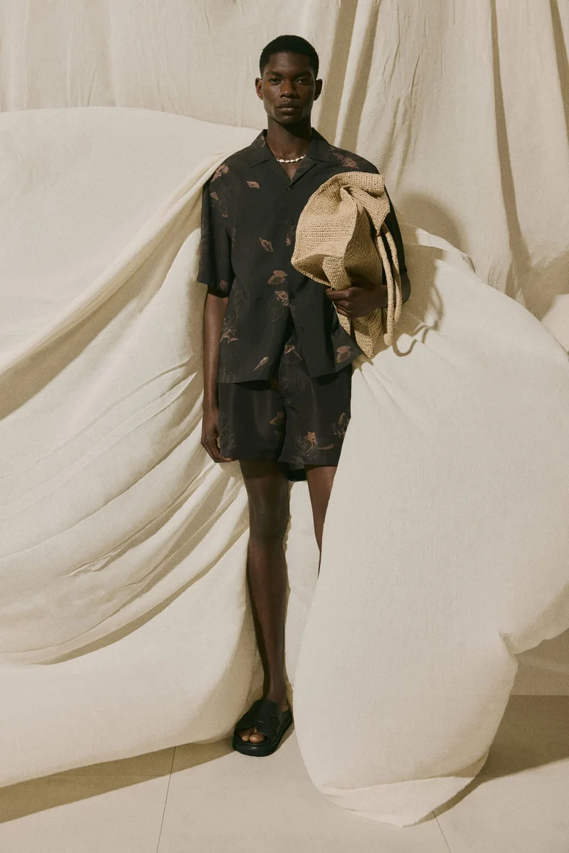 اتش اند ام شورت سباحة منقوش