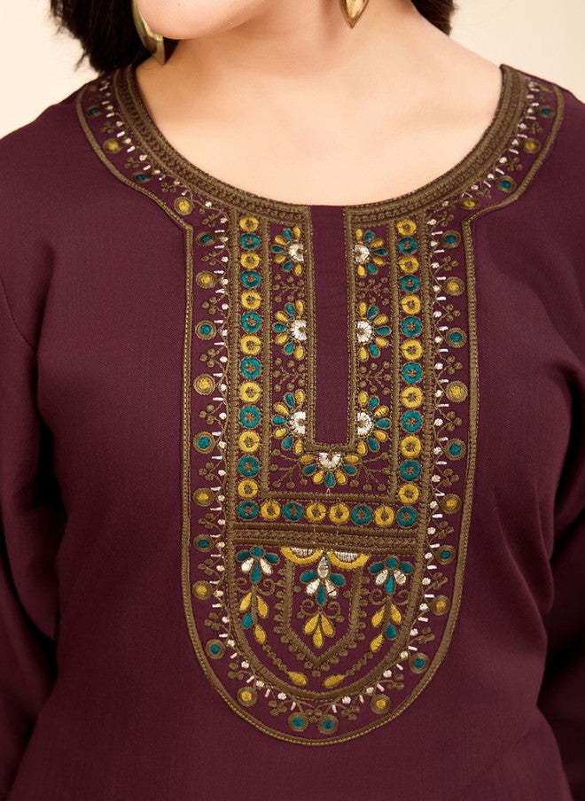 Women Basket طقم كورتا مزخرف بالزهور للنساء مع بنطلون ودوباتا باللون الأرجواني الغني - Image 2