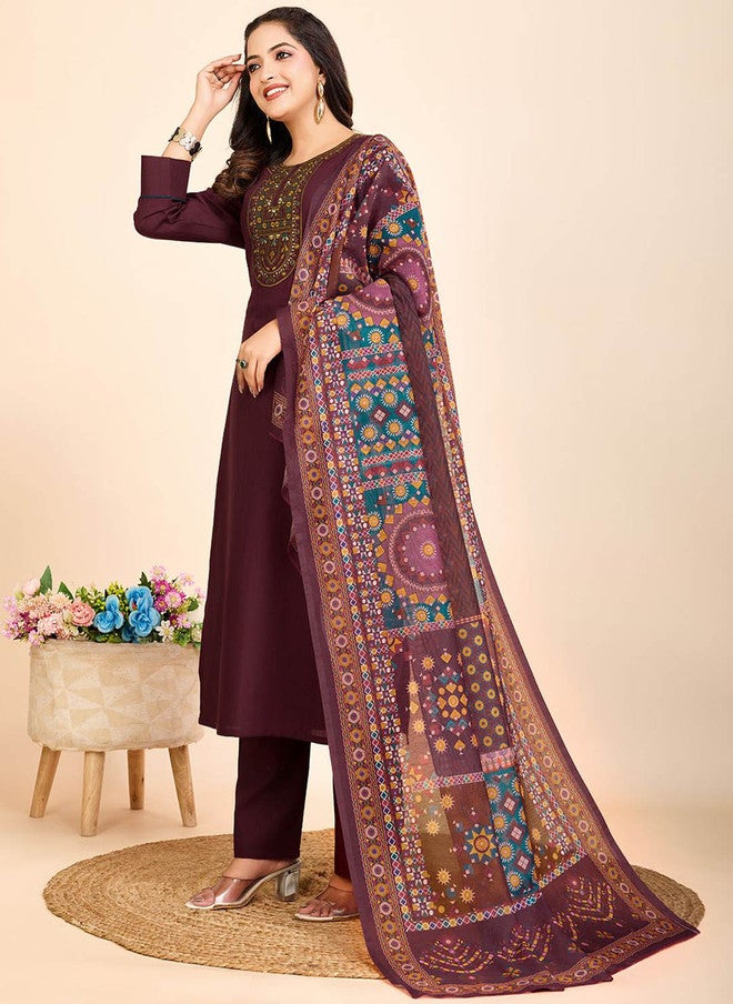 Women Basket طقم كورتا مزخرف بالزهور للنساء مع بنطلون ودوباتا باللون الأرجواني الغني - Image 3