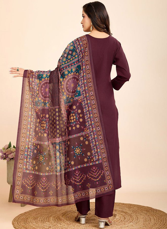 Women Basket طقم كورتا مزخرف بالزهور للنساء مع بنطلون ودوباتا باللون الأرجواني الغني - Image 4