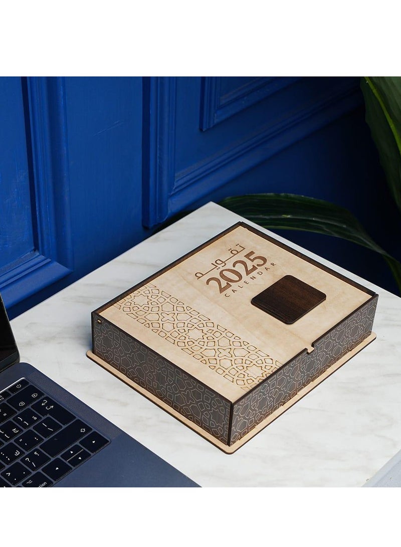 حكاية شمعة ستاند مكتبي مع تقويم ميلادي 2025، هدايا للمكاتب وللزملاء وللمنزل، ديكور مكتب جمالي للرجال والنساء،  أفضل هدية للسنة الجديدة ، التقويم الخشبي للمكتب - Image 3