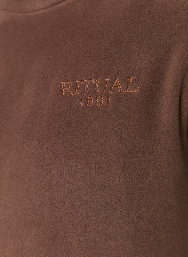 trendyol Brown Regular/Normal Cut Crew Neck Anti-Pilling Fleece Sweatshirt - Image 4