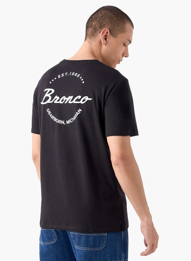 اس بي كاركترز تيشيرت بطباعة حروف بياقة دائرية