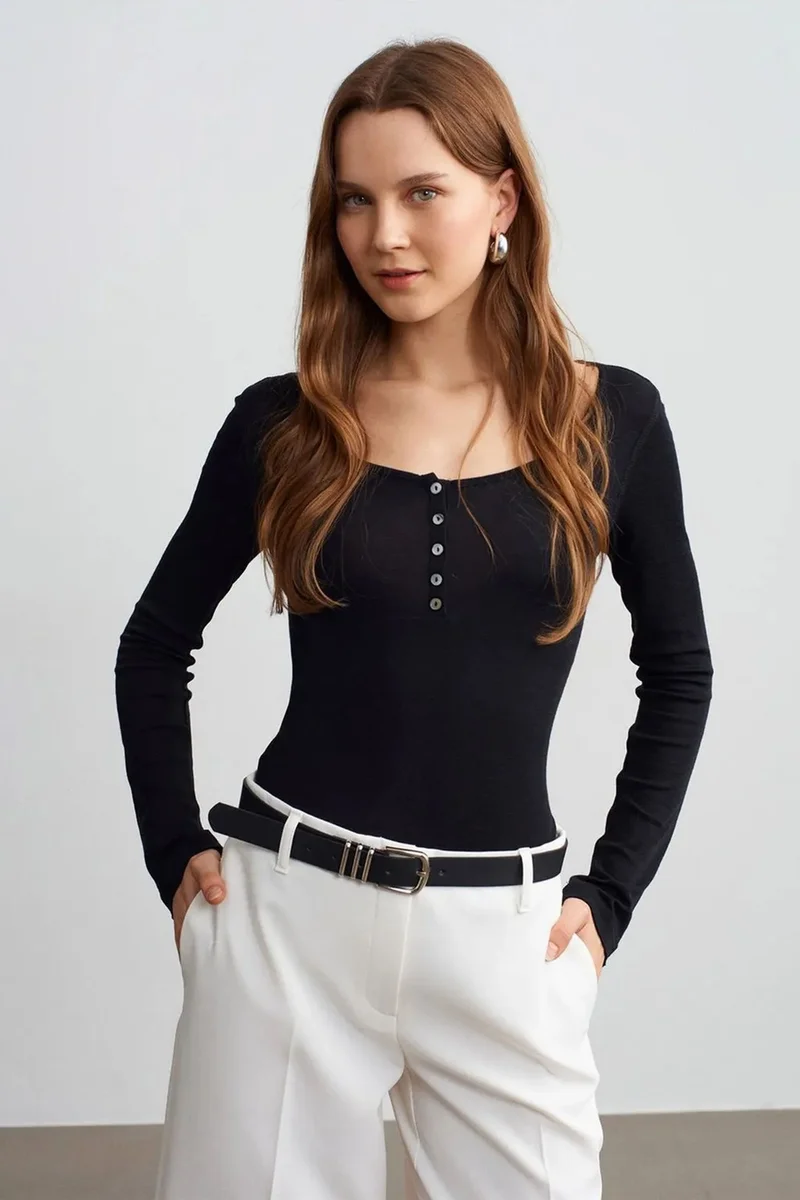 DILVIN Slim-Fit Wool Knit Blouse With Buttons