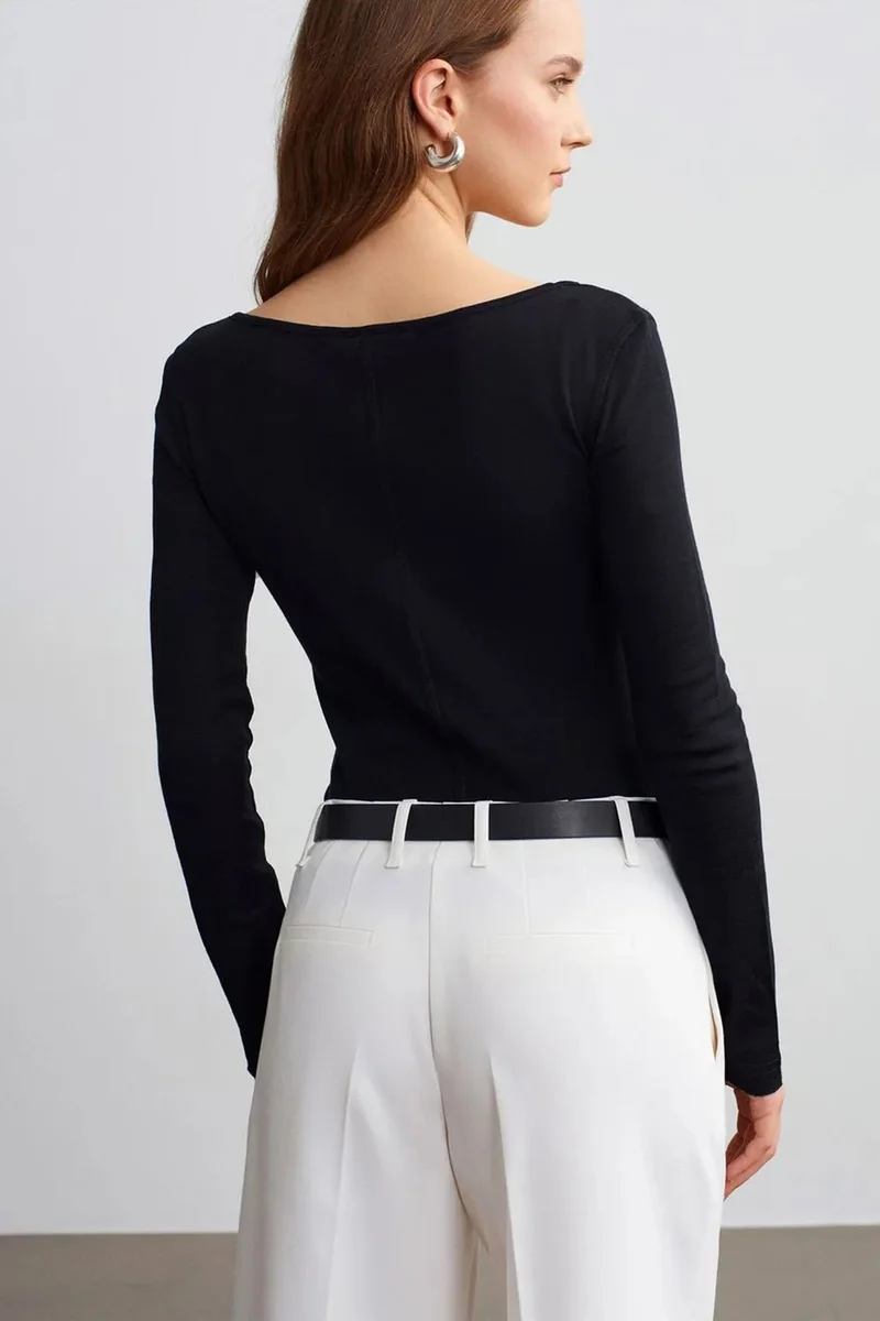 ديلفين DILVIN Slim-Fit Wool Knit Blouse With Buttons