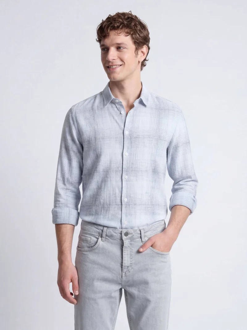 كيب قميص قطني طويل بنقشة مربعات باللون الأزرق الداكن، بقصة عادية ونسيج قطني مخلوط، مناسب للإطلالات الكاجوال.