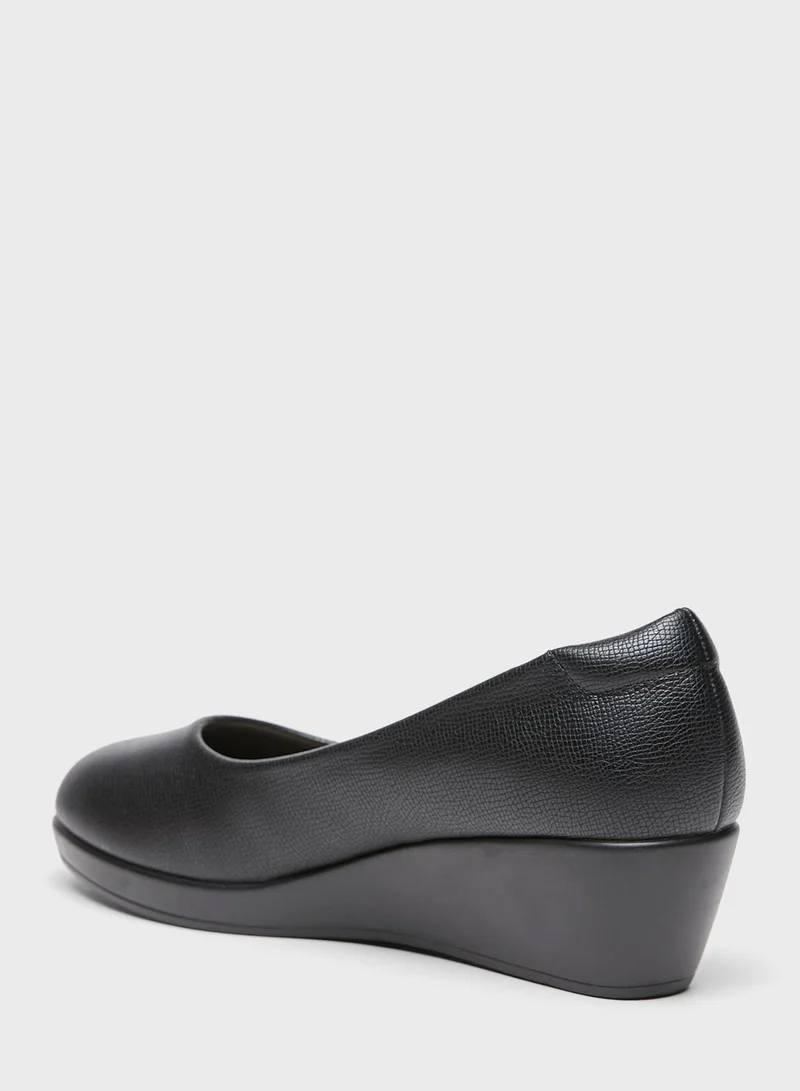 Le Confort Casual Wedge Pumps