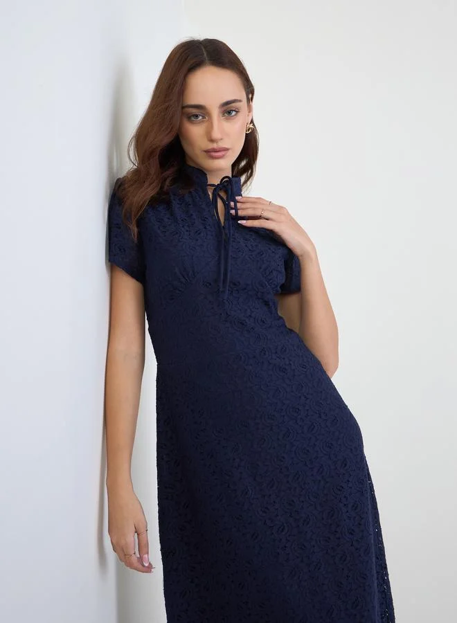 ستايلي فستان طويل بياقة عالية مع ربطة وأكمام قصيرة