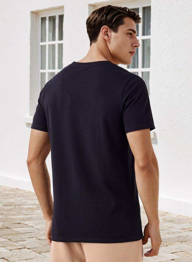 ايكونيك تيشيرت بيكيه بطبعة شعار أيقوني - Image 3