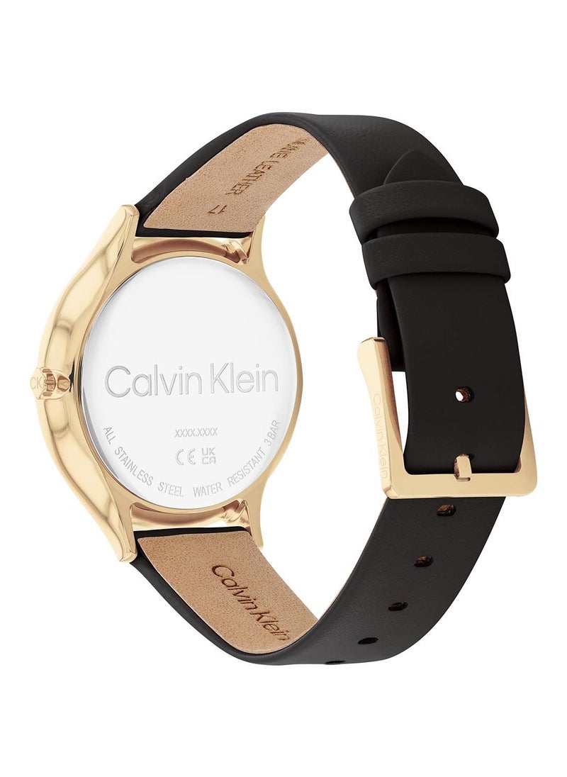 CALVIN KLEIN ساعة يد تناظرية دائرية مقاومة للماء مع حزام جلدي 25200008  - Image 3